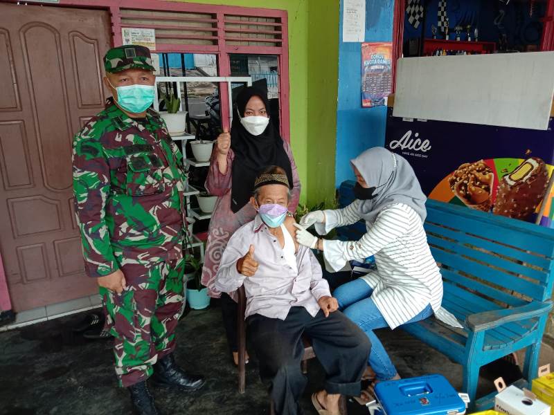 Kejar Pencapaian Target, TNI-Polri Bersama Nakes Gelar Vaksinasi Massal Diberbagai Lokasi