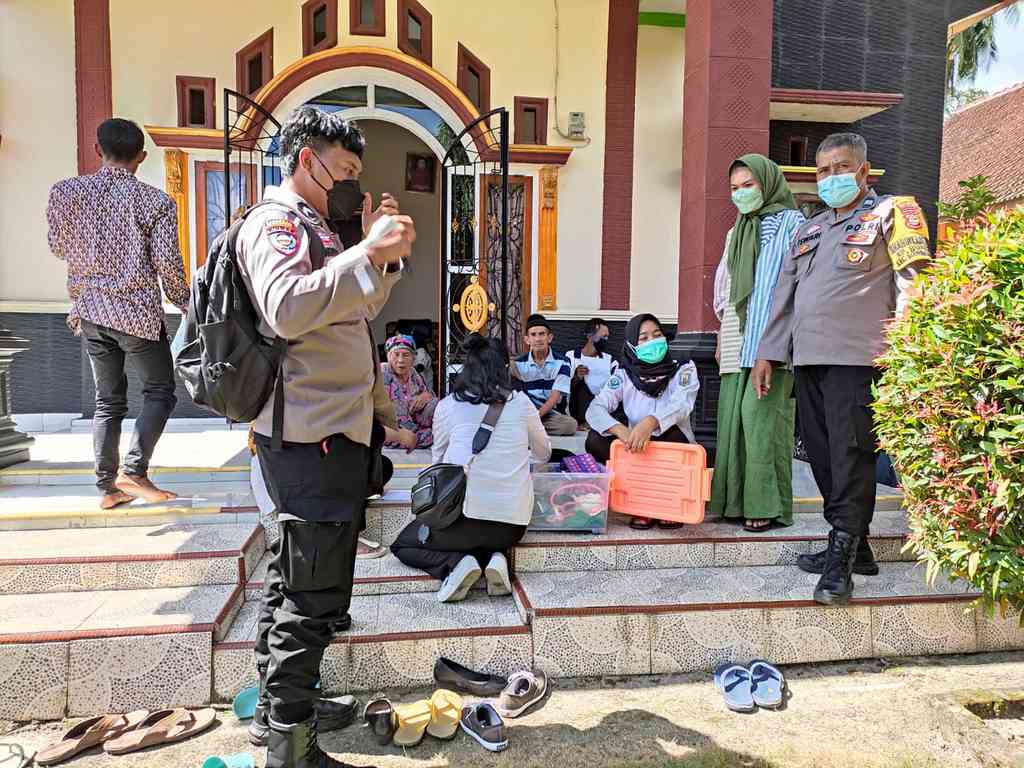 Kejar Target Herd Immunity, Polsek Blambangan Umpu dan UPT Puskesmas Bumi Baru Vaksinasi Covid-19 Keliling