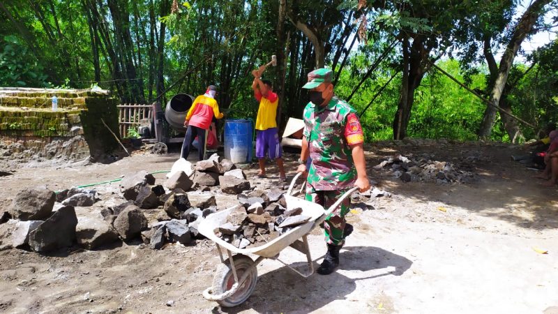 Kerja Bakti Pembuatan Talud Jalan Bentuk Kedekatan Babinsa dengan warga Binaan