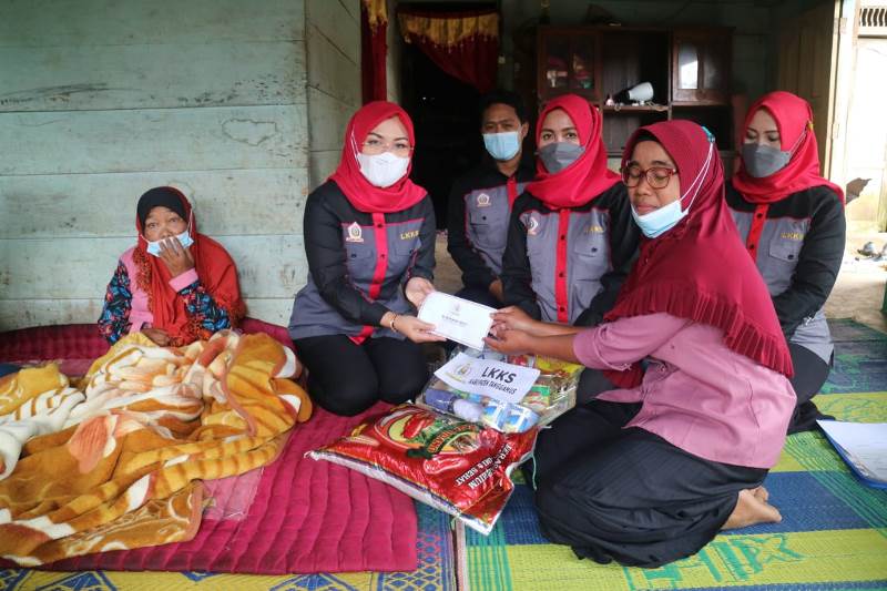 Ketua LKKS Melakukan Bakti Sosial Kepada Warga Tanggamus