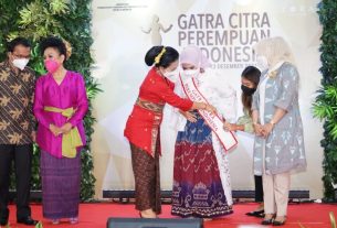 Ketua TP-PKK Lampung Selatan Terima Penghargaan Gatra Citra Perempuan Indonesia 2021