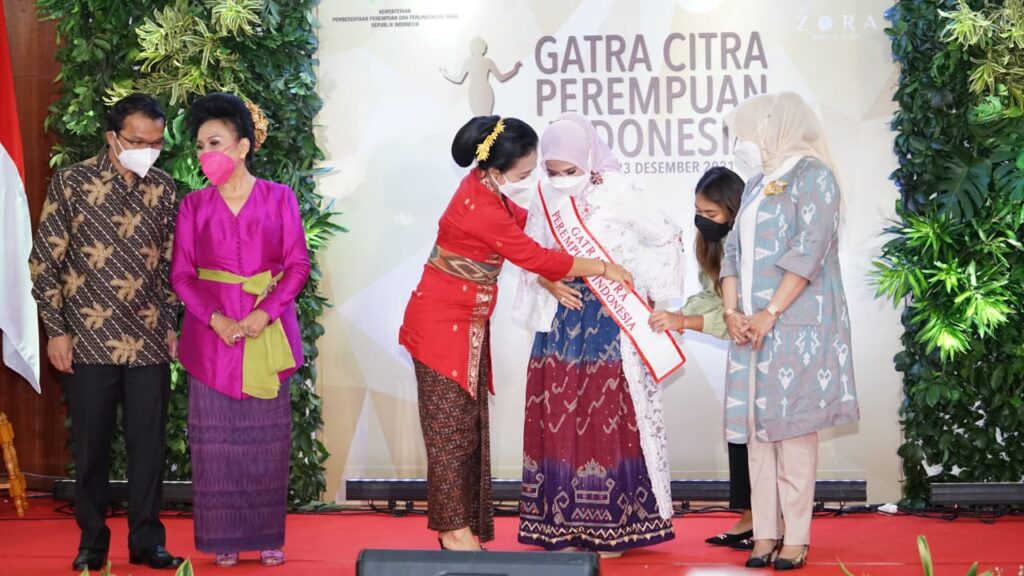 Ketua TP-PKK Lampung Selatan Terima Penghargaan Gatra Citra Perempuan Indonesia 2021