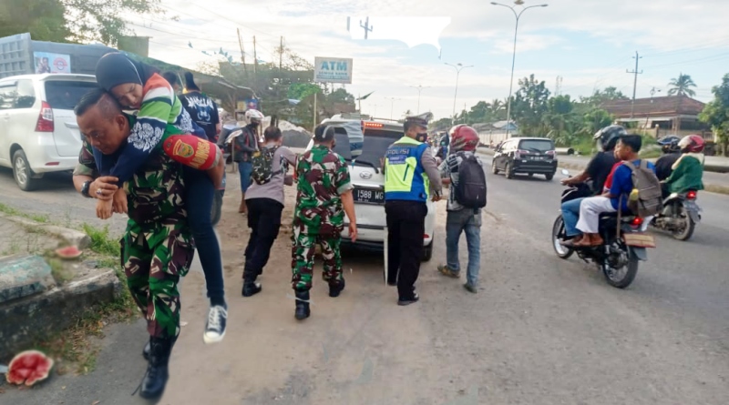 Kompak Babinsa Koramil Kedaton dan Bhabinkamtibmas Bantu Korban Kecelakaan Beruntun