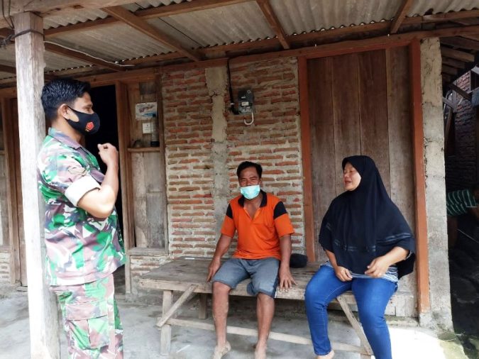Komsos babinsa jalin silaturahmi bersama warga