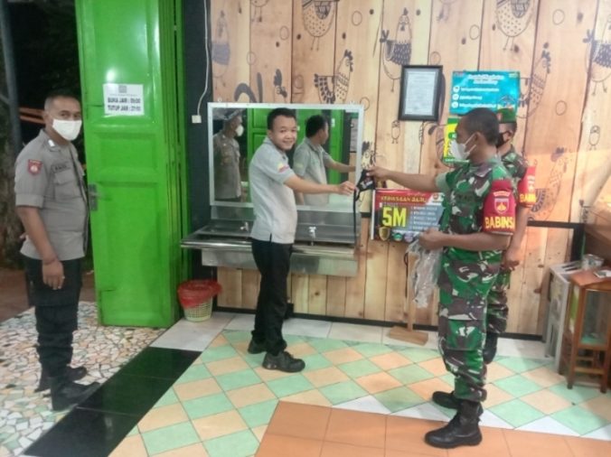 Koramil Nogosari  Ingatkan Warga Saat Makan Diluar Rumah