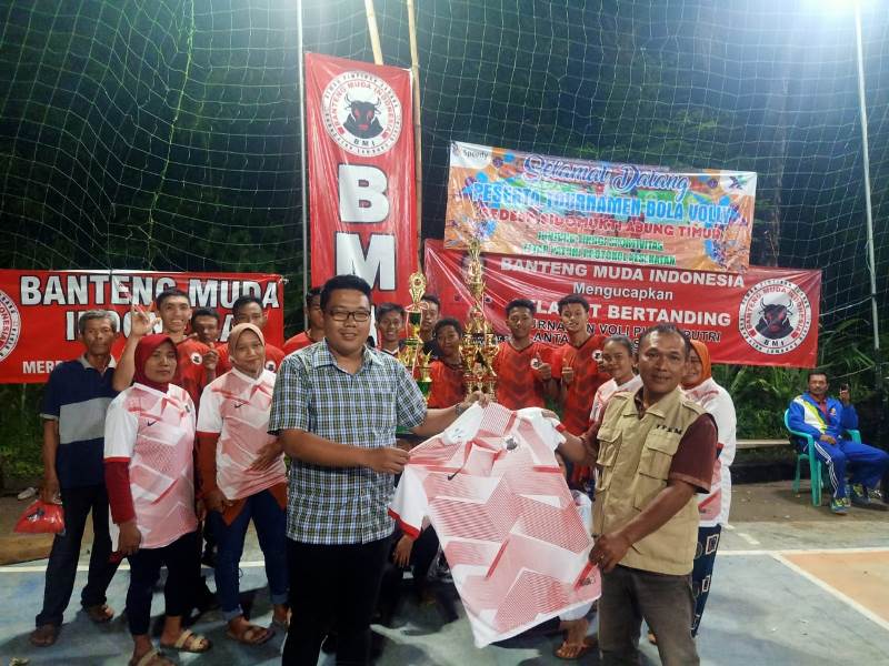 M Aditya Hafish Arafat support turnamen Volly di Desa Sidomukti