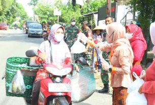 Moment Berbeda Ny. Iing Adi Ilham Zamani ketua Persit KCK cabang XXXIX Kodim Pati Dalam Giat jum’at Berkah