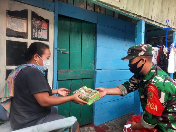 Koramil 410-01/Panjang Bagikan Nasi Kotak dan Masker Gratis Kepada Warga Wilayah Binaan