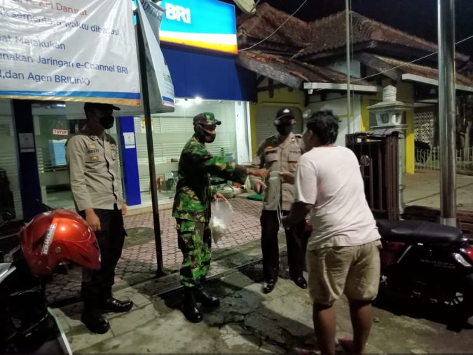 Pantau PPKM Level II, Jajaran Koramil Sukodono dan Polsek Gelar Patroli Gabungan dan Bagikan Masker Gratis