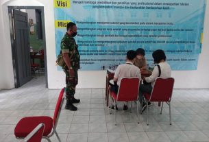 Babinsa Tegalharjo Pantau Penerapan Prokes Pada Pendaftaran Siswa Baru di SMK Kristen