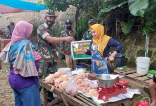 Patroli Di Pasar, Babinsa Koramil 23/Karangtengah Ajak Warga Selalu Memakai Masker