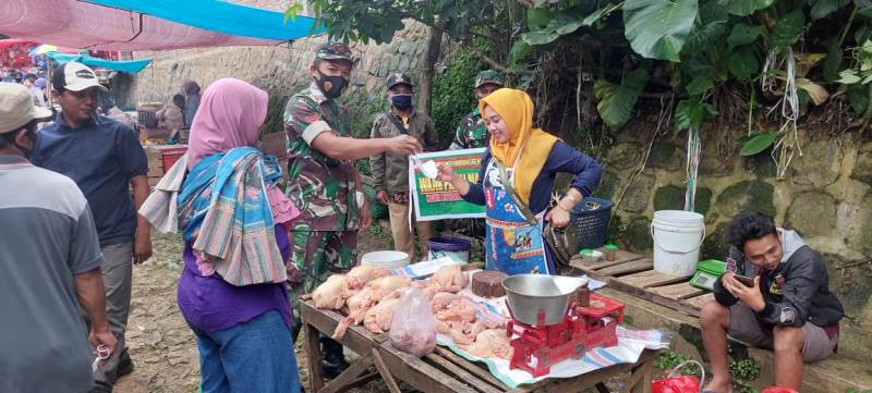 Patroli Di Pasar, Babinsa Koramil 23/Karangtengah Ajak Warga Selalu Memakai Masker