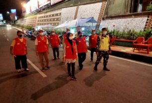 Patroli Malam, Babinsa Ari Setiawan Bersama Satgas Covid Kelurahan Imbau Warga Patuhi Prokes