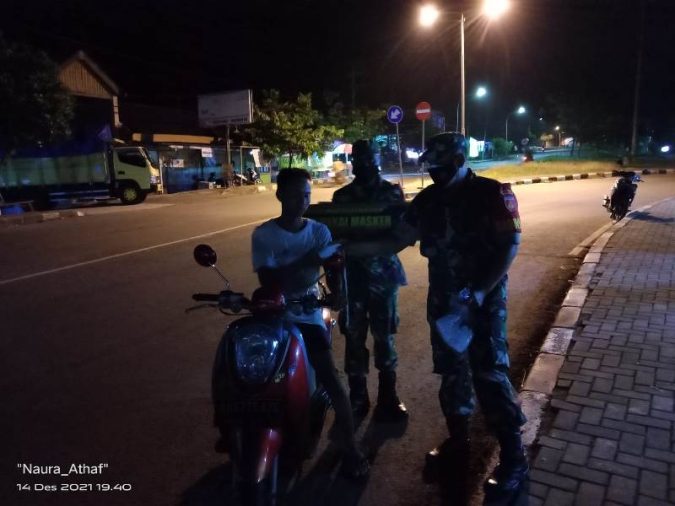 Patroli Malam Koramil 08/Giriwoyo, Ajak Warga Selalu Memakai Masker