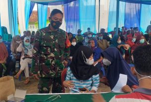 Peduli Hankam Sertu Rizal Bono Dampingi Giat Vaksin