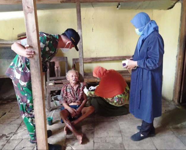 Peduli Kesehatan Warga, Babinsa Bersama Tim Vaksinator Sambangi Rumah Warga