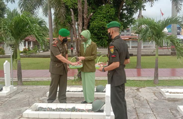 Peringati Hari Juang TNI AD, Dandim Romas Herlandes Bersama Isteri Ikuti Upacara Ziarah di TMP Tanjung Karang
