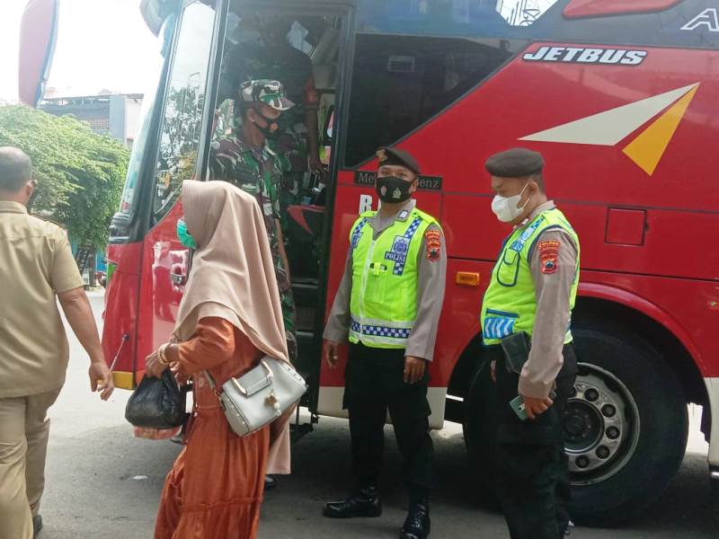 Petugas Gabungan Gelar Operasi Yustisi Di Terminal Bus