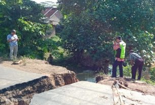 Plt. Kepala Dinas PU Lampung Selatan Meninjau Kondisi Jalan Poros Desa Sidodadi