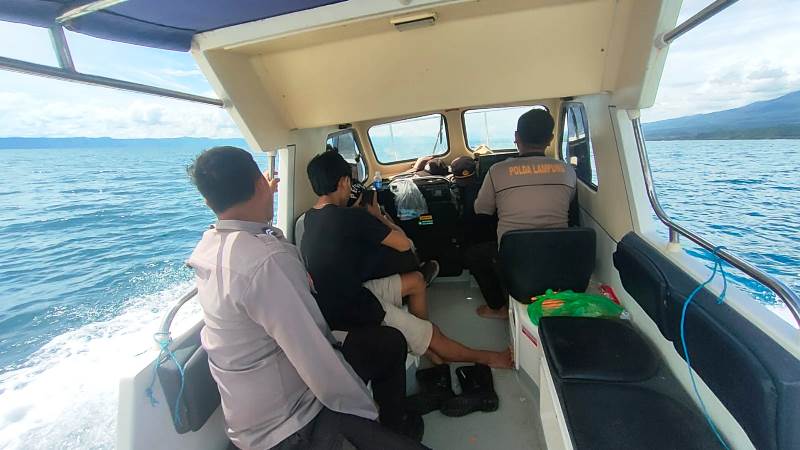 Polsek Cukuh Balak Patroli Perairan Sekaligus Service Mesin Berkala