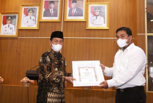 Budi Utomo Terima Penghargaan Kehormatan Bintang Jasa Pratama