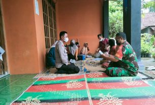 Puluhan Lansia Antusias Dapatkan Vaksin