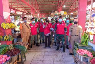 Sambangi Pasar Cimeng, Babinsa Muhadiono dan Satgas Covid 19 Imbau Pengunjung dan Pedagang Patuhi Prokes 5 M
