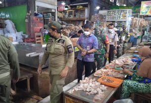 Babinsa,Satpol PP dan Satpam Gelar Operasi Yustisi Penertiban Penggunaan Masker di Pasar
