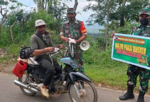 Selain Berikan Himbauan, Koramil 23/Karangtengah Juga Bagikan Masker Saat Gelar Ops Gakplin Protkes