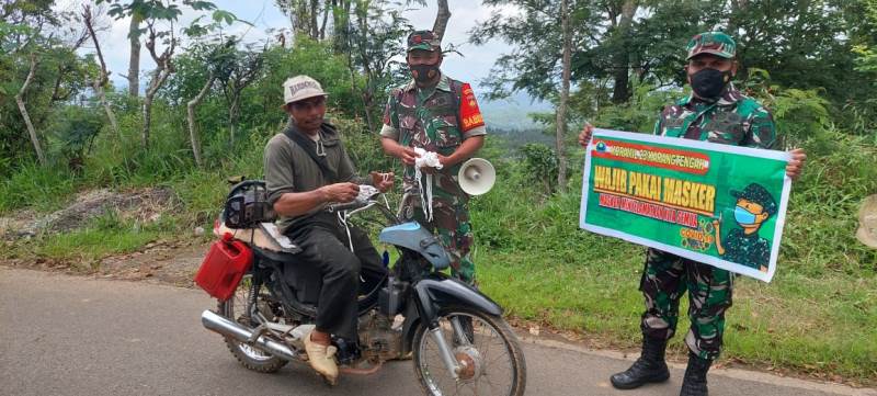 Selain Berikan Himbauan, Koramil 23/Karangtengah Juga Bagikan Masker Saat Gelar Ops Gakplin Protkes