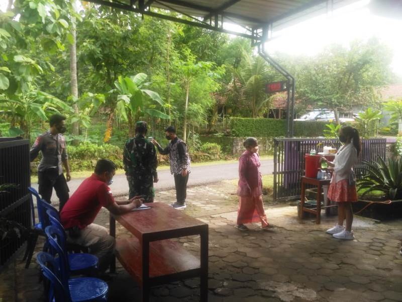 Anggota Koramil Dan Polsek Manyaran Pastikan Pelaksanaan Ibadah Natal Sesuai Protkes