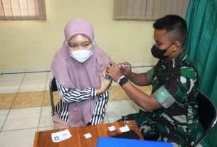 Serbuan Vaksinasi Covid 19 Koramil 410-05/TKP Menyasar Lingkungan Kampus STKIP Bandar Lampung