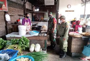 Sambangi Pasar Joglo, Serda Mujono Sisipkan Pesan Prokes Kepada Penjual Dan Pengunjung Pasar