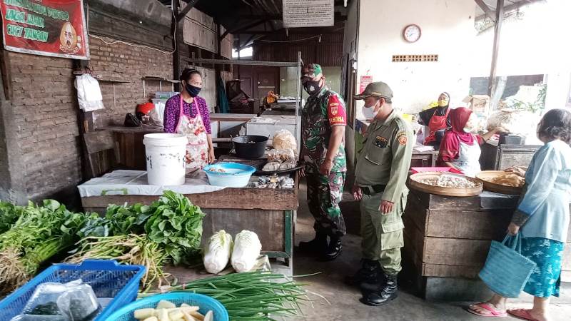 Sambangi Pasar Joglo, Serda Mujono Sisipkan Pesan Prokes Kepada Penjual Dan Pengunjung Pasar