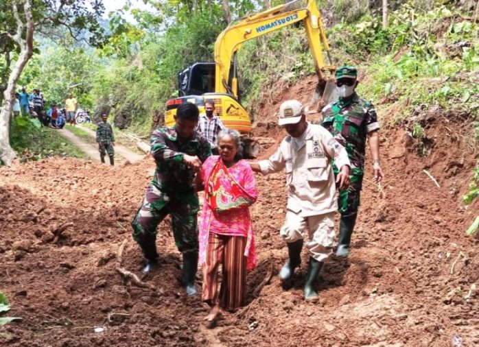 Sigap !! Danramil Dan Babinsa Hargantoro Bantu Lansia Lewati Jalan Putuskan Penghubung