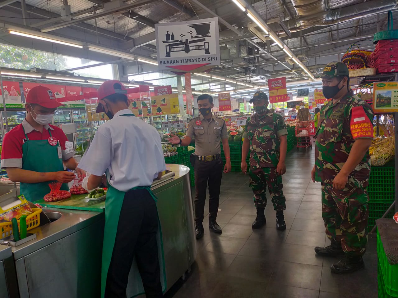 Swalayan Superindo Menjadi Incaran Penerapan PPKM Level 2 Oleh Babinsa Kelurahan Jajar,Ini Alasannya