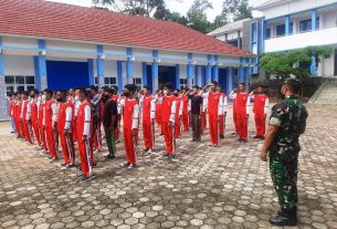 Anggota Koramil 410-05/TKP Melatih PBB Siswa SMKN 9 Bandar Lampung