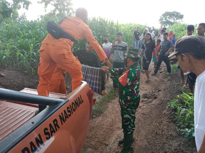 Babinsa Koramil 410-04/TKT Bantu Evakuasi Korban Hanyut di Sungai Way Balau