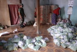 TNI Polri Dampingi Penyaluran Sembako Di Desa Trosobo