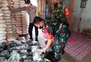 TNI Polri Dampingi Penyaluran Sembako di Desa Trosobo