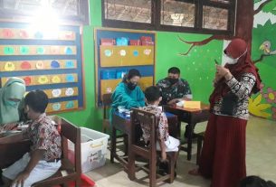 Tak Hanya Memantau Kegiatan, Anggota Koramil Dan Polsek Manyaran Juga Berikan Semangat Kepada Anak-Anak Penerima Vakisn