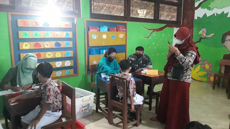 Tak Hanya Memantau Kegiatan, Anggota Koramil Dan Polsek Manyaran Juga Berikan Semangat Kepada Anak-Anak Penerima Vakisn