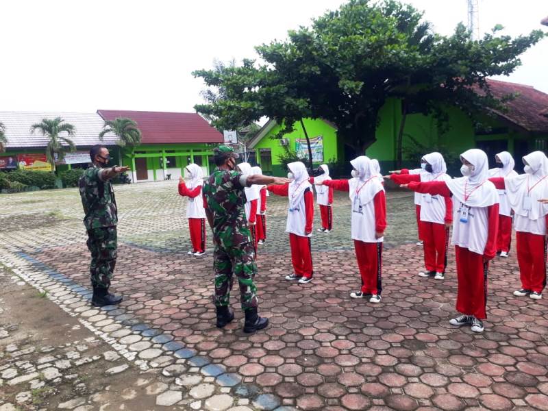 Tanamkan Disiplin, Babinsa Koramil 410-04 TKT Latih PBB Pelajar SMPN 19 Bandar Lampung