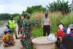 Terapkan PPKM, Babinsa Koramil 04/Jebres Bersama Bhabinkamtibmas Laksanakan Patroli Bersama