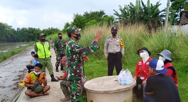 Terapkan PPKM, Babinsa Koramil 04/Jebres Bersama Bhabinkamtibmas Laksanakan Patroli Bersama