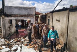 Wakil Bupati Ali Rahman Serahkan Bantuan Warga ,Musibah Kebakaran