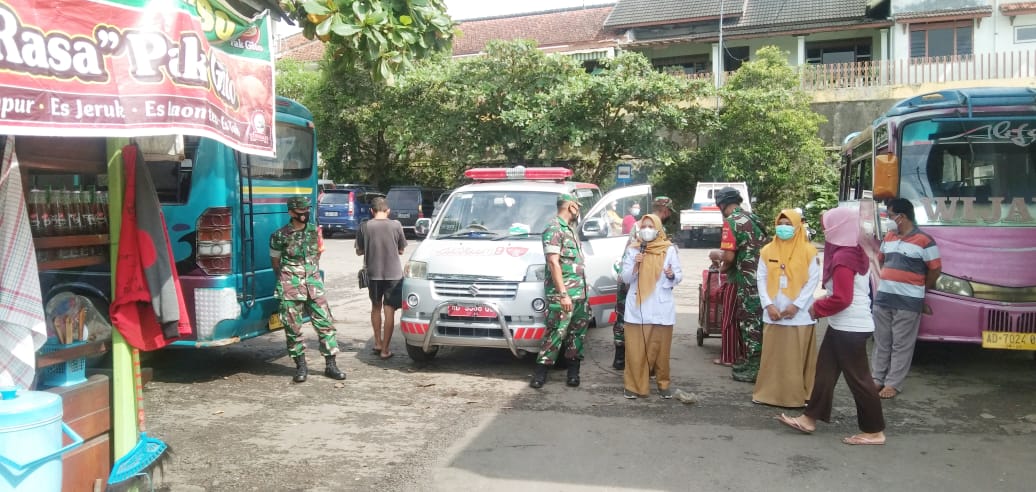 Bersama Petugas Kesehatan, Babinsa Koramil 01/Wonogiri Terus Berikan Sosialisasi Pentingnya Penerapan Protkes