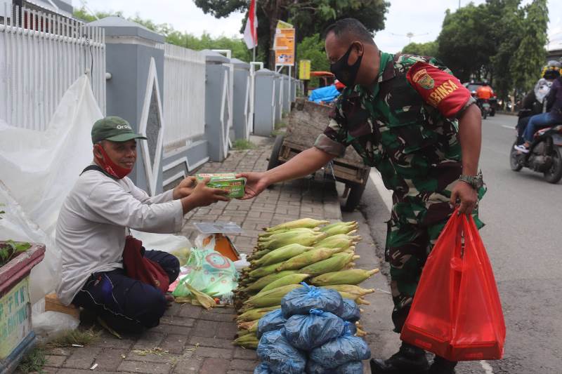 Wujud Kepedulian, Koramil 410-05/TKP Bagikan Nasi Kotak Gratis Kepada Warga Binaan