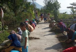 Bersama Ibu-ibu Pengajian Ketua PKK Adakan Jumat Bersih di Pekon Tanjung Agung