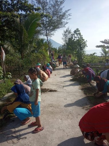 Bersama Ibu-ibu Pengajian Ketua PKK Adakan Jumat Bersih di Pekon Tanjung Agung